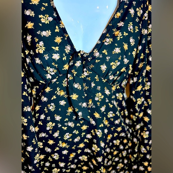 Women’s long sleeve open back dress size medium - Picture 2 of 4